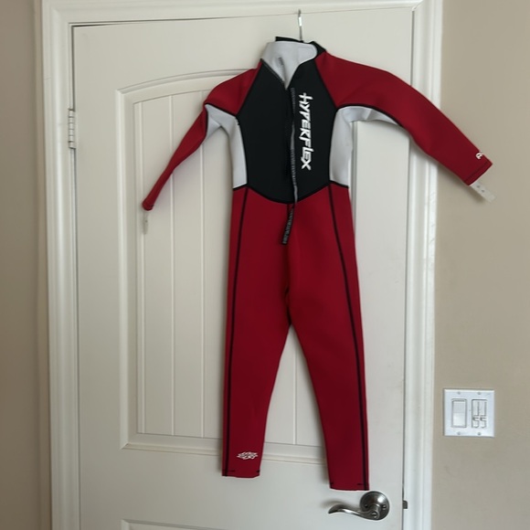 New kids wetsuit - Picture 3 of 4